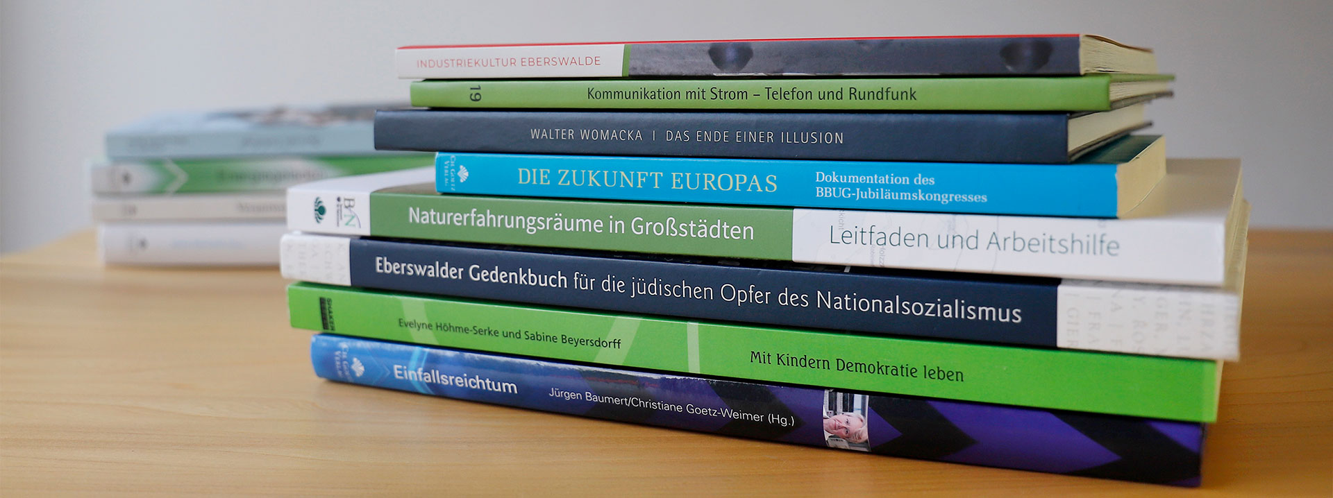 Verschiedene Bücher auf einem Stapel